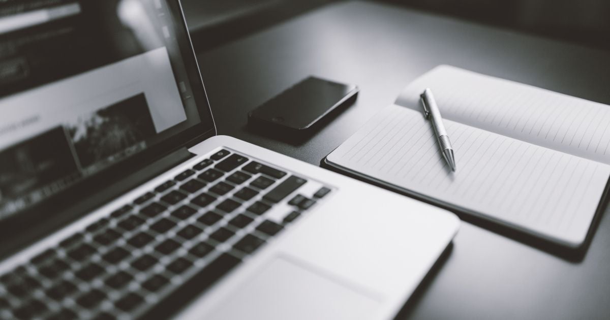 Scrivania-blogger-con-notebook
